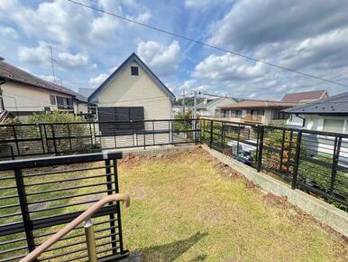 「庭」玄関前の中庭です。