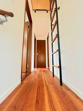 「2階廊下」ロフト付きです。