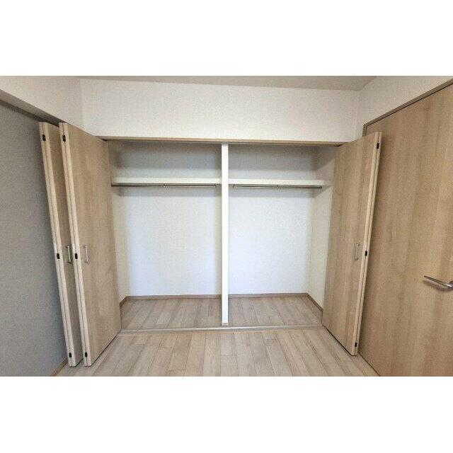 新調済みのクローゼットは部屋幅いっぱいのワイドサイズ。衣類や季節物もすっきり片付きます。