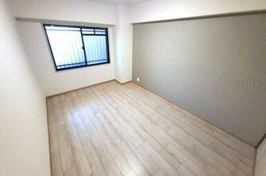 ゆったりとした洋室約6.5帖。リフォームでまっさらのお部屋に生まれ変わりました。