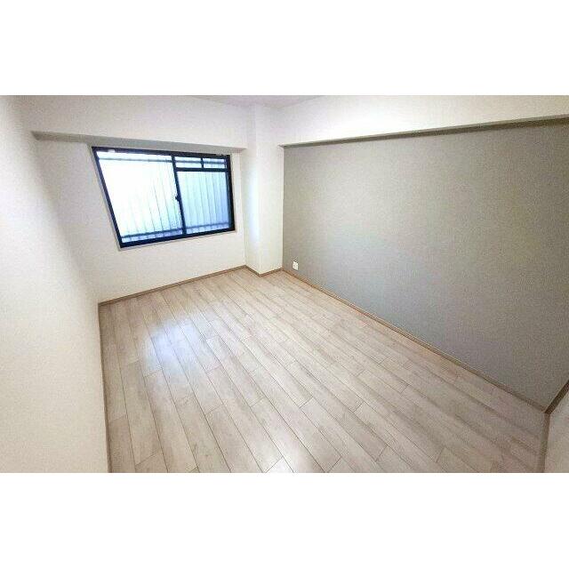 ゆったりとした洋室約6.5帖。リフォームでまっさらのお部屋に生まれ変わりました。