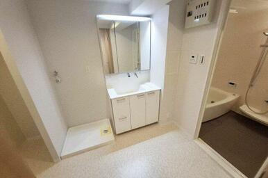 ゆったりスペースの洗面所。壁や床、入口建具も新調し、きれいになりました。