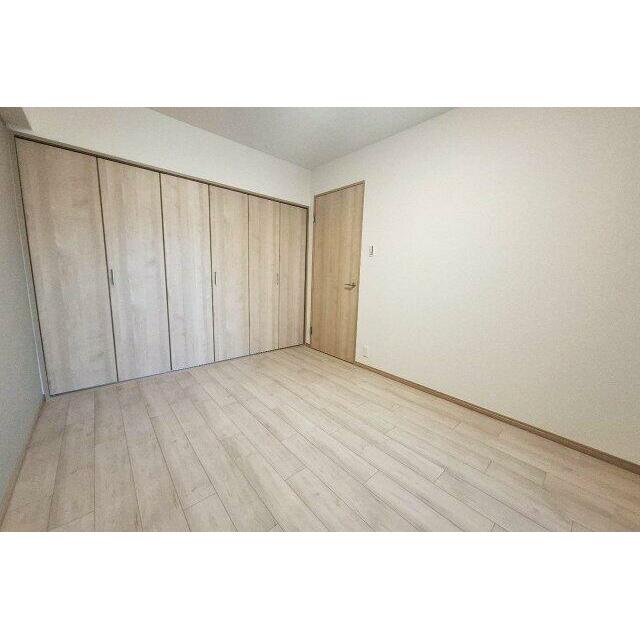 洋室約6.5帖はたっぷり収納できるクローゼット付きで、お部屋をすっきり美しく保てます。