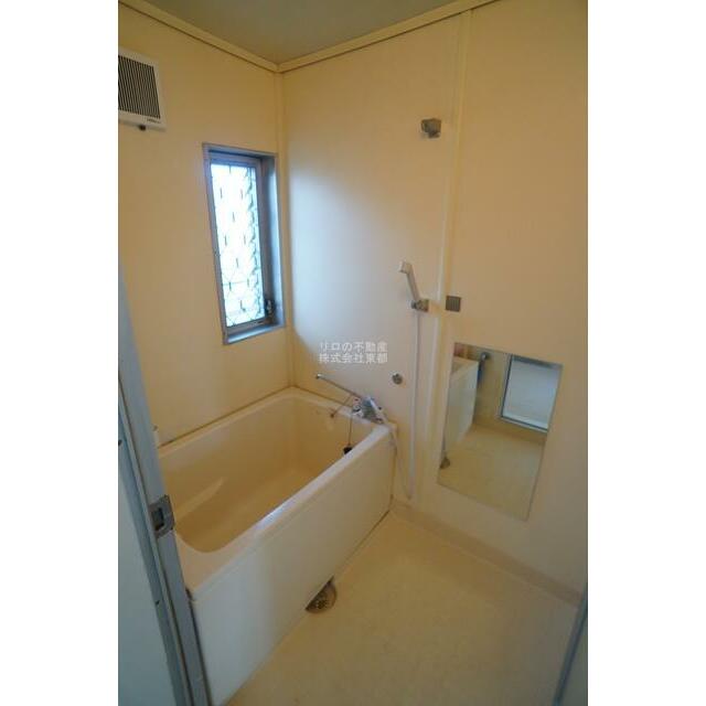 清潔感のある浴室で、１日の疲れを癒しリラックスできます。