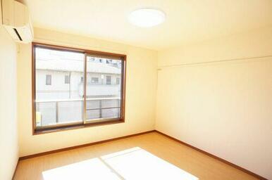 洋室６．４帖です。前面に道路があり、見晴らし良好です。