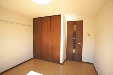 収納や建具はブラウンで統一してあります。