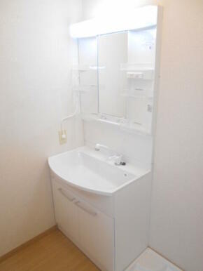 忙しい朝に便利な洗髪洗面化粧台