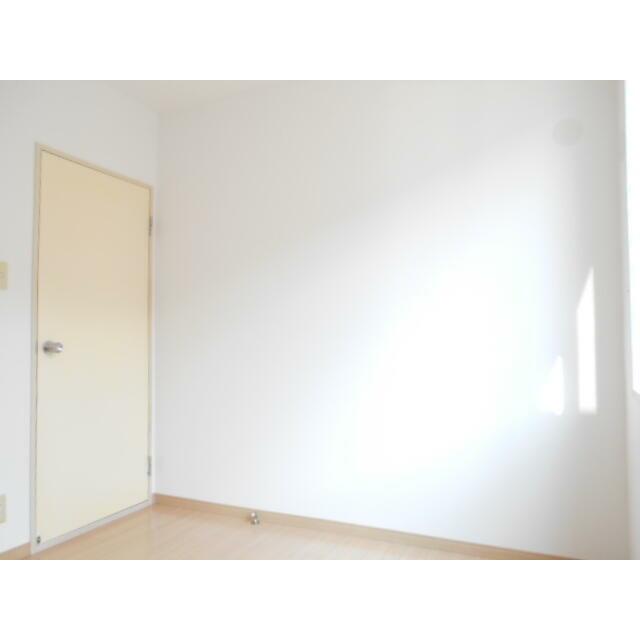 明るい4.5帖の洋室