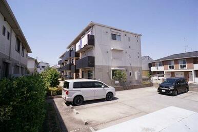 駐車場もございます。詳しい空き状況は窓口までお問合せ下さいませ。