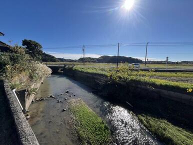 住宅用地部分の西側には水路があります。