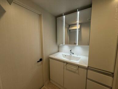 三面鏡の洗面化粧台です！コンセント・可動棚付きで収納に便利です♪