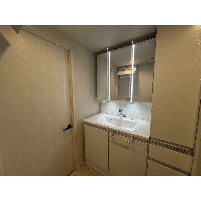 三面鏡の洗面化粧台です！コンセント・可動棚付きで収納に便利です♪