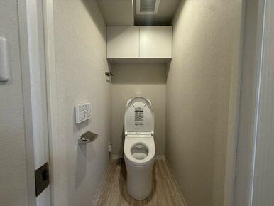 収納棚があるトイレです！温水洗浄機能付き♪