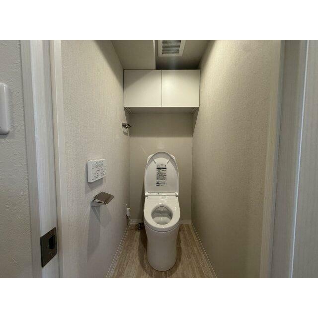 収納棚があるトイレです！温水洗浄機能付き♪