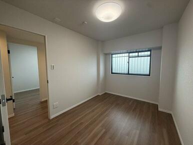 5.1畳の洋室です！ハンガーパイプ付きでたっぷり収納できます♪