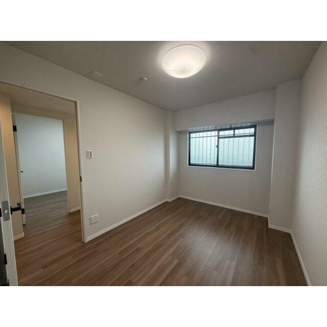 5.1畳の洋室です！ハンガーパイプ付きでたっぷり収納できます♪