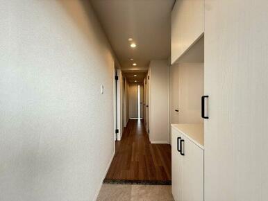 玄関～廊下に収納がたくさんあります♪