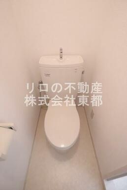 白を基調とした空間で清潔感のあるトイレです♪