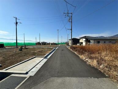 分譲地入口の写真です。きれいに区画整理された街並みへと続く環境を、ぜひ現地でご確認ください。