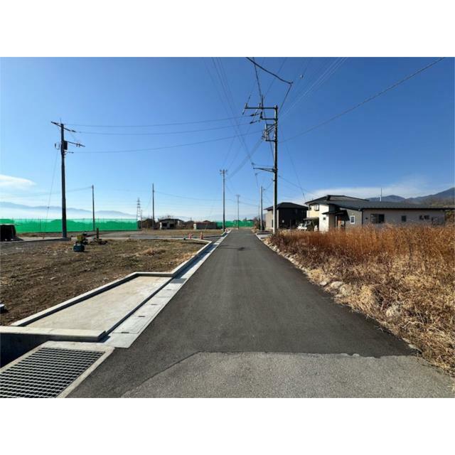 分譲地入口の写真です。きれいに区画整理された街並みへと続く環境を、ぜひ現地でご確認ください。