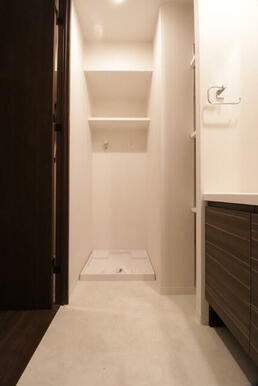 収納棚もしっかり備え付けられた洗面所（※201号室の写真です）