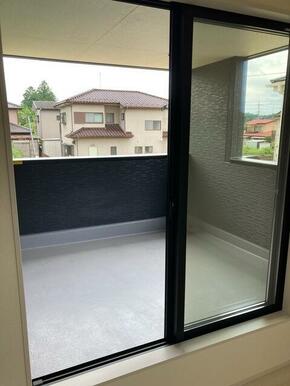 部屋の外と中をつなぐバルコニー、使い方自在！（2号棟）