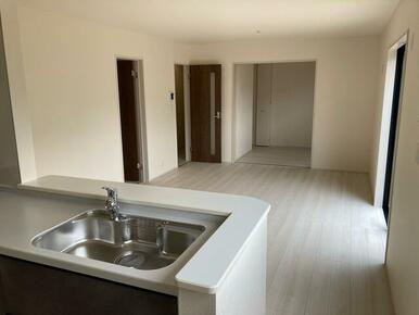 リビングはお気に入りのソファやクッションでくつろげる空間に（2号棟）