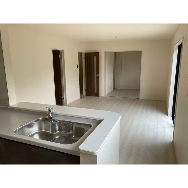 リビングはお気に入りのソファやクッションでくつろげる空間に（2号棟）