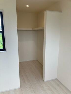 お洋服好きならコーディネートに悩むのも楽しみのひとつ（2号棟）