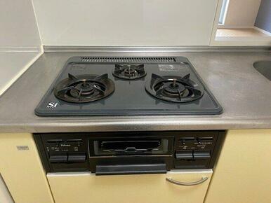 お料理がはかどる人気の3口ガスレンジ付きキッチン
