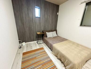 アクセントクロスで落ち着いたお部屋。
