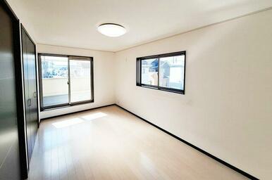 洋室1：バルコニーへの出入りが可能なお部屋です。