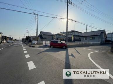 東側約16M、北側約6M幅員の公道角地。車の出し入れもスムーズに行えますね＾＾