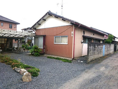 北側の道路より見た物件（更地渡し）