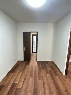 「1F南側洋室」別角度からのお写真です。