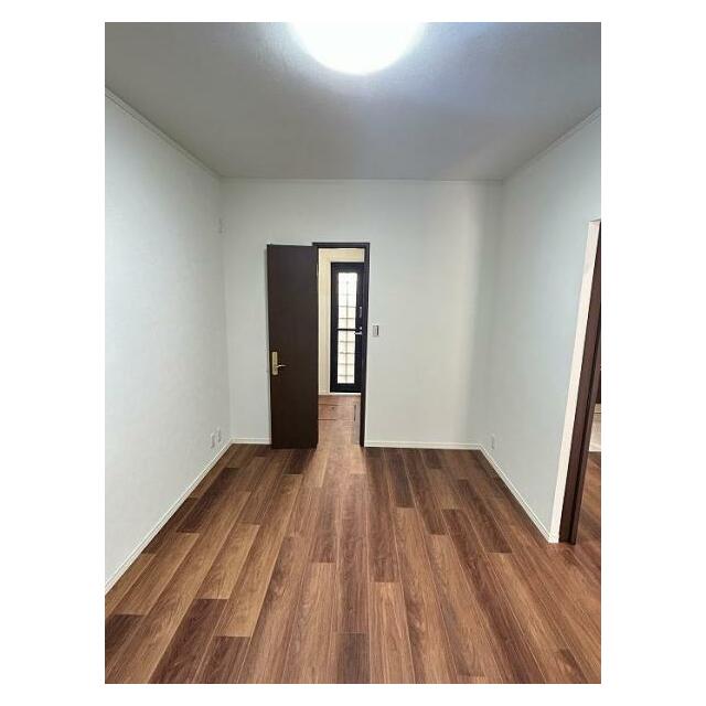 「1F南側洋室」別角度からのお写真です。