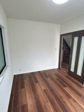 「1F南側洋室」約6帖のお部屋です。