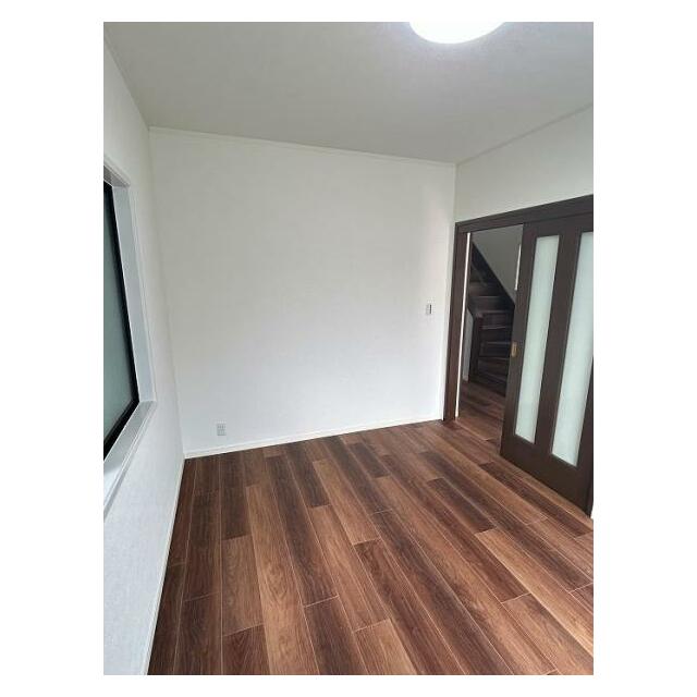 「1F南側洋室」約6帖のお部屋です。