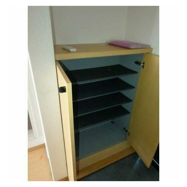 腰高のシューズボックス。