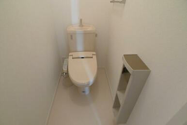 トイレは温水洗浄便座を設置しております★　手前はペーパーホルダーです☆