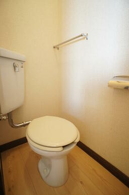 シンプルな洋式トイレです