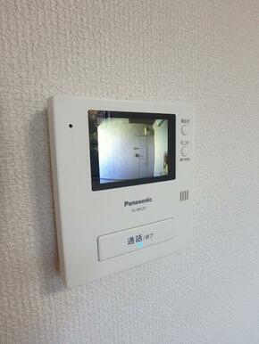 モニター付きインターホンで来訪者のお顔が見れるので安心です