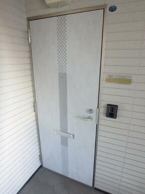 玄関鍵には防犯性の高いディンプルキーを採用