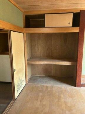 中段棚を備えた押入収納。天袋もあります