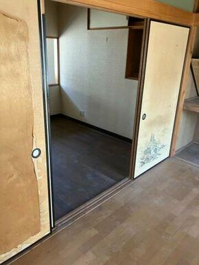 襖で仕切られた二間続きの構成。個室としても利用可能です
