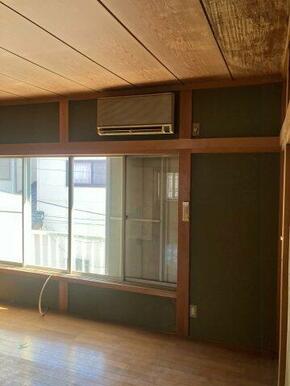 2枚建ての腰高窓を配した洋室。採光が確保されています