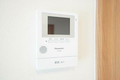 録画機能付きインターホンなので、不在時の来客も確認することができます。※類似物件の参考画像です。