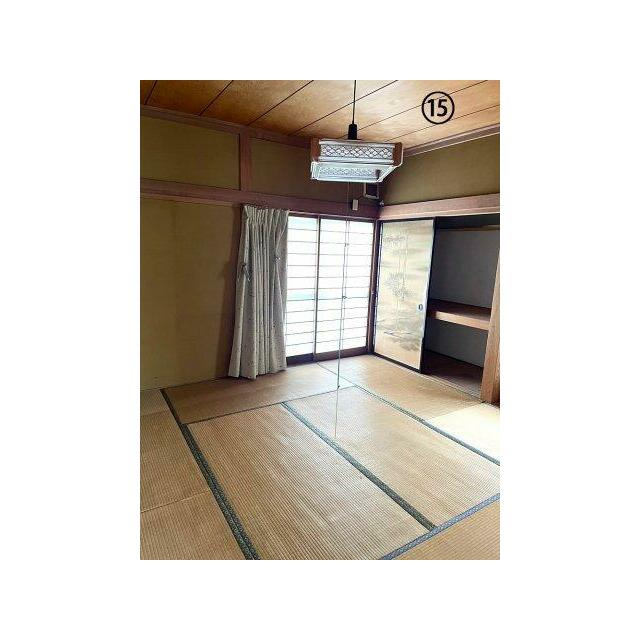 ダイニングキッチン横の和室Aです