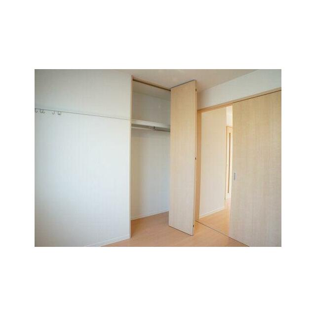 北側洋室です！壁にあるフックは時計や小物などちょっとしたものを掛けておくのに便利です◎