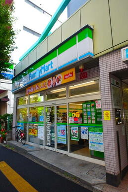 ファミリーマート　本駒込駅前店